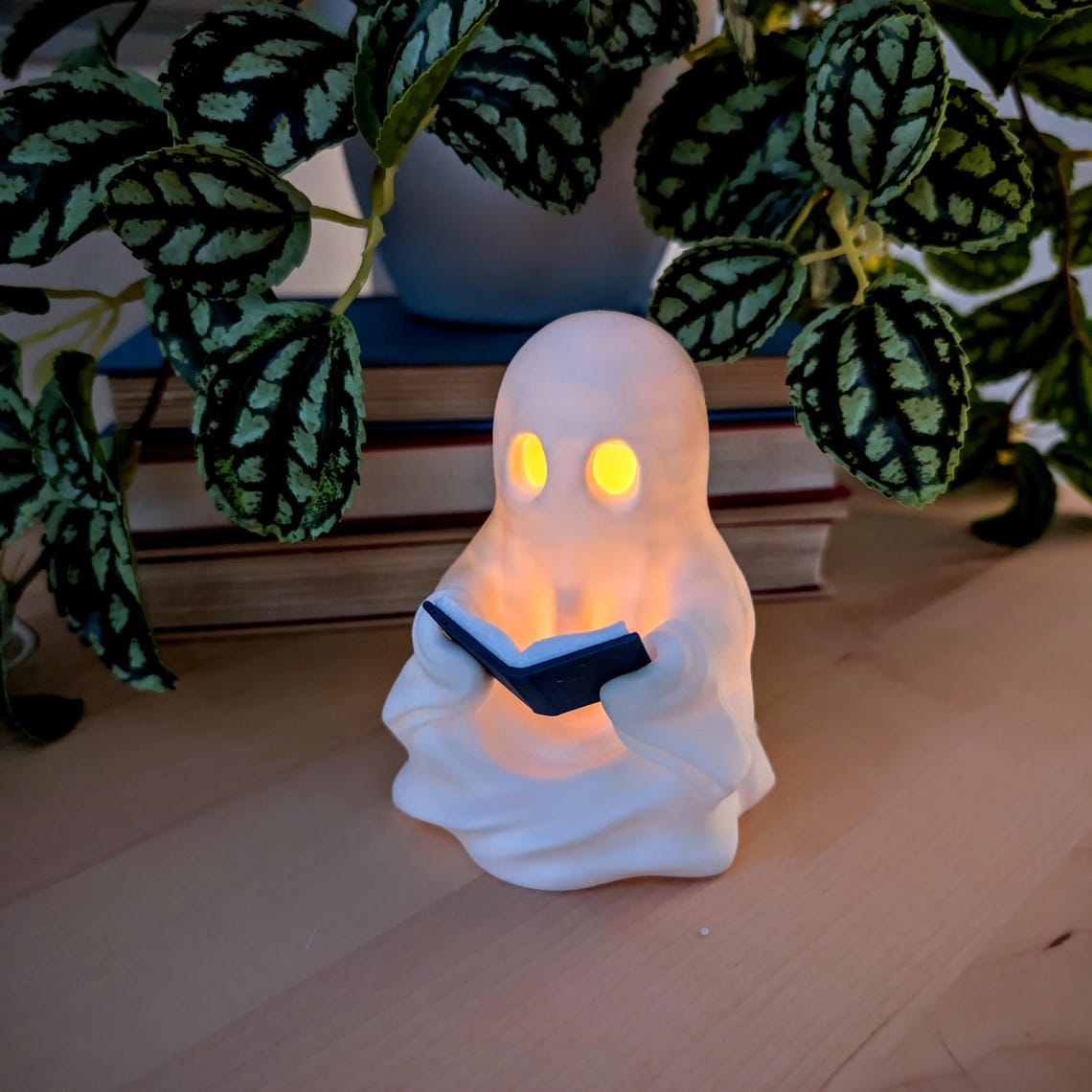 🎖️Ghost Reading Book, Bookshelf Decor, Cute Ghost Tealight Figurine